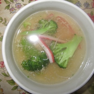 ブロッコリーのカニカマの簡単スープ